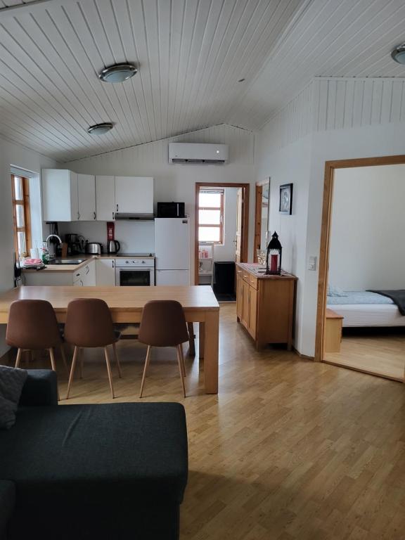 The bright kitchen and dining room in Arabær Holiday Home